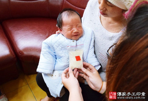 剃胎毛、滿月剃頭、嬰兒剃頭、嬰兒理髮、嬰兒剃髮、嬰兒剃胎毛、嬰兒滿月剃頭、寶寶剃頭、剃胎毛儀式、剃胎毛吉祥話、滿月剃頭儀式、滿月剃頭吉祥話、寶寶剃胎毛、寶寶滿月剃頭理髮、 苗栗後龍剃胎毛、苗栗後龍滿月剃頭、 苗栗後龍嬰兒剃頭剃胎毛、苗栗後龍嬰兒理髮、苗栗後龍嬰兒剃髮、吳寶寶(苗栗後龍到府嬰兒寶寶滿月剃頭理髮、免費到府嬰兒剃胎毛儀式吉祥話)。到府剃頭剃胎毛主持、專業拍照、DVD光碟、證書。★購買「臍帶章、肚臍章、胎毛筆刷印章」贈送：剃頭、收涎、抓周，三選一。2016.01.12 照片6